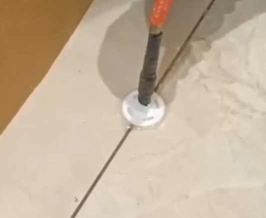 霍州瓷砖空鼓维修公司专业解答瓷砖在铺贴过程中，如果没有涂抹均匀到位的粘结材料（如水泥砂浆或瓷砖胶），可能会导致以下问题